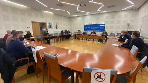El alcalde de Cualedro, primero por la izquierda, en la reuni&oacute;n en la Confederaci&oacute;n Hidrogr&aacute;fica del Duero el pasado d&iacute;a 16.