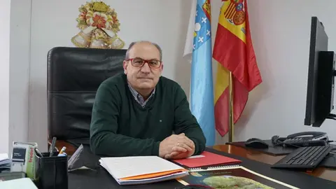 El todav&iacute;a regidor vian&eacute;s, Abelardo Carballo, en su despacho del consistorio. | FOTO: Iv&aacute;n Iglesias.
