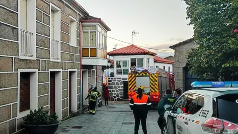 Una unidad de bomberos, realizando labores de refresco en la chimenea incendiada. | FOTO: Xos&eacute; Lois Colmenero.