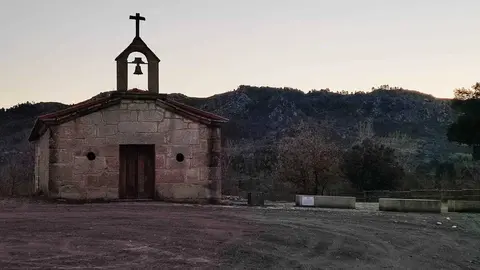 Capilla de San Ant&oacute;n. En su exterior se celebrar&aacute; este lunes la eucarist&iacute;a. | FOTO: Xos&eacute; Lois Colmenero.
