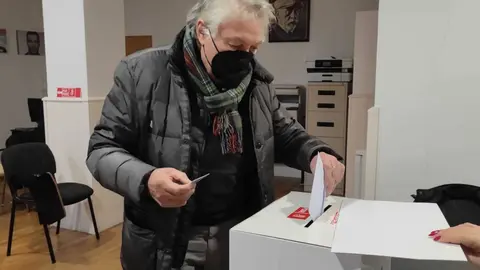 Emilio Gonz&aacute;lez Afonso, subdelegado del Gobierno en Ourense, ejerciendo su derecho al voto. | FOTO: Xos&eacute; Lois Colmenero.