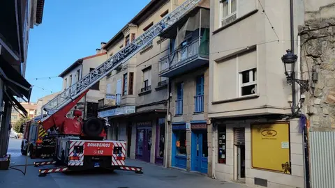 Bomberos accediendo al tejado de la vivienda