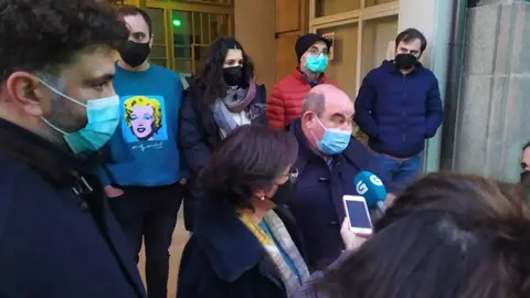 O alcalde de Laza, falando para a prensa, xunto a Elvira Lama e Diego Lourenzo, ao remate da xuntanza.