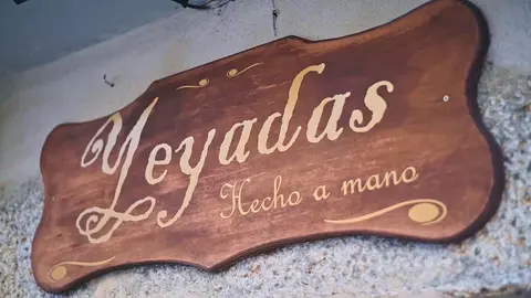 Cartel del comercio "Yeyadas" en Xinzo de Limia. FOTO: Noelia Caseiro.