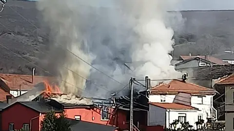 La vivienda afectada por el voraz incendio.
