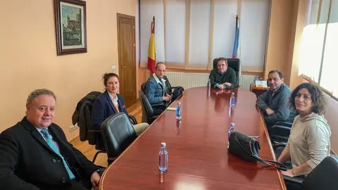 O alcalde de Ver&iacute;n, reunido cos responsables dos supermercados de Ver&iacute;n.