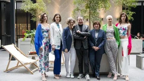 Cristina Mari&ntilde;o, Roberto Verino y Dora Casal, rodeados de modelos vestidas con parte de la colecci&oacute;n Primavera-Verano 2022. | FOTO: Alfredo Arias.