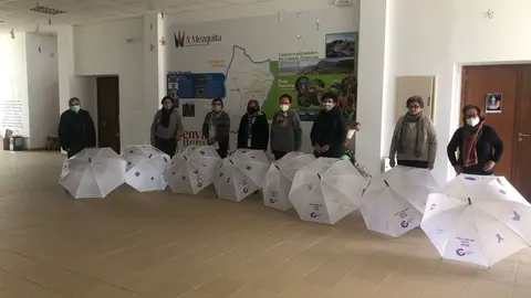 As mulleres da Mezquita, co resultado do seu traballo este luns.