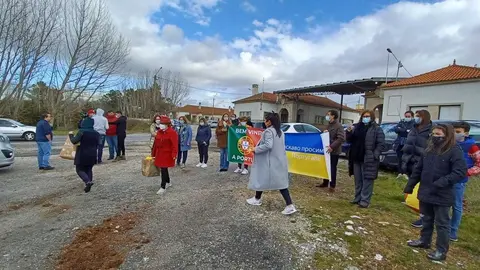 Vecinos de Chaves, en el momento de recibir a los refugiados ucranianos que entraban por Vila Verde da Raia. | FOTO: C&aacute;tia Portela.