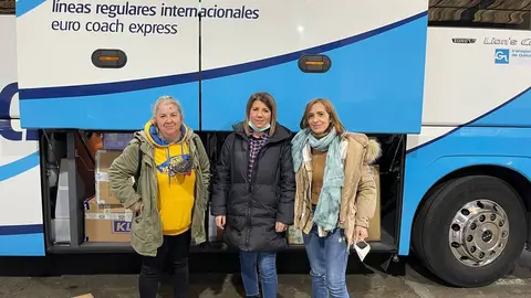 Elvira D&iacute;az, Montse Machado y Cristina Bautista, delante del autob&uacute;s en el que parti&oacute; su "compra".