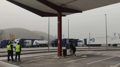 Camiones estacionados en la base log&iacute;stica de la rotonda de Queiz&aacute;s. | FOTO: M. Ceballos.