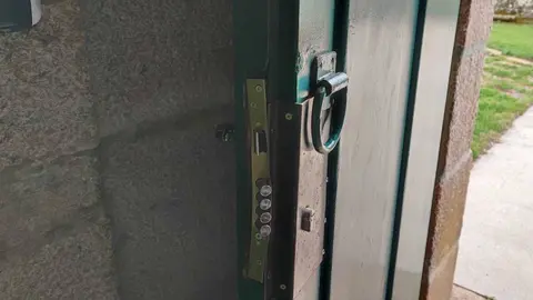 Los cacos accedieron forzando la puerta principal del templo. | FOTO: Xos&eacute; Lois Colmenero.