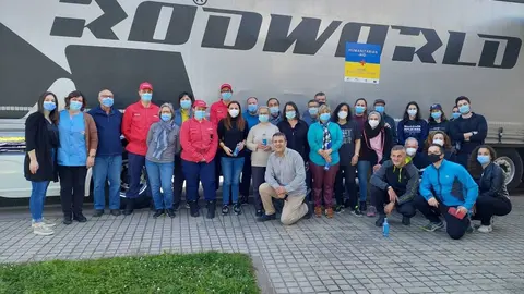 Voluntarios en la carga del cami&oacute;n solidario que parti&oacute; de la Eurocidade. | FOTO: C&aacute;tia Portela.