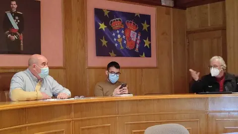 El alcalde -a la izquierda-, su joven y estupefacto secretario y don Jes&uacute;s. | FOTO: Xos&eacute; Lois Colmenero.