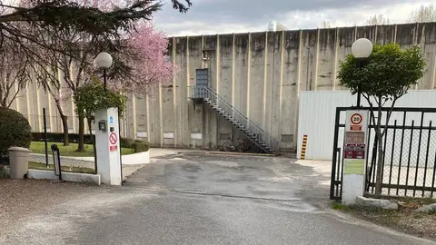 Ning&uacute;n cami&oacute;n circulaba esta tarde por los jardines de la factor&iacute;a.