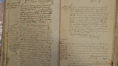 Libro parroquial de &Aacute;bedes, onde se recolle a morte de Agust&iacute;n Baamonde (esquerda).