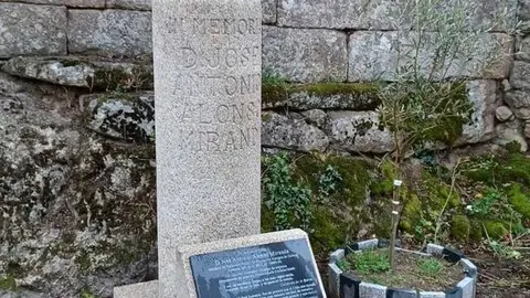 Miliario que ya luce en la localidad de Mand&iacute;n, en memoria del General Alonso Miranda.