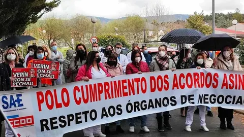 Traballadores do hospital concentr&aacute;ndose pola visita de Rubial a Ver&iacute;n.