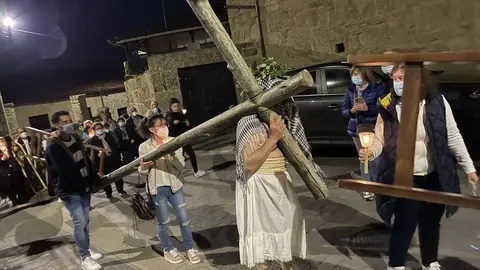 En O&iacute;mbra pudo verse este Jueves Santo la representaci&oacute;n de Jesucristo con la cruz a cuestas camino del Calvario. | FOTO: Iv&aacute;n Iglesias.