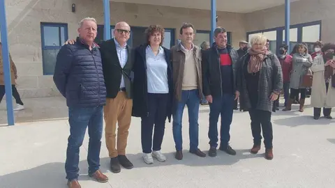 Eva Barrio, la pr&oacute;xima alcaldesa de Ri&oacute;s, con el alcalde a su izquierda.