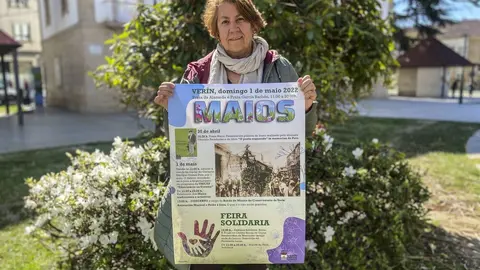 A concelleira Emilia Somoza, co cartel que anuncia a programaci&oacute;n dos Maios. | FOTO: Carlos Montero.
