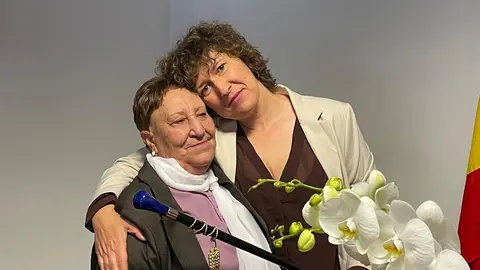 Eva Barrio L&oacute;pez, su madre Mari Luz y el bast&oacute; de mando del Concello. | FOTO: Xos&eacute; Lois Colmenero.