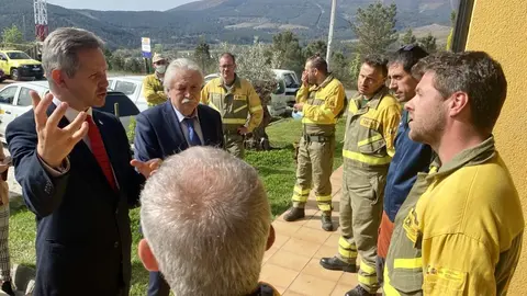 Jos&eacute; Mi&ntilde;onez, o delegado do Goberno, co subdelegado en Ourense, Emilio Gonz&aacute;lez, na Brif de Laza este venres.