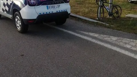 La bicicleta del ciclista, al lado de un veh&iacute;culo de la Polic&iacute;a Local de Ver&iacute;n.