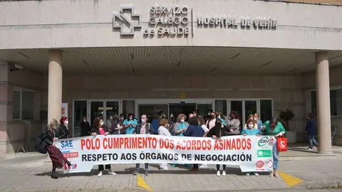 Concentraci&oacute;n do pasado venres 29 de abril, diante do hospital. | FOTO: Noelia Caseiro.