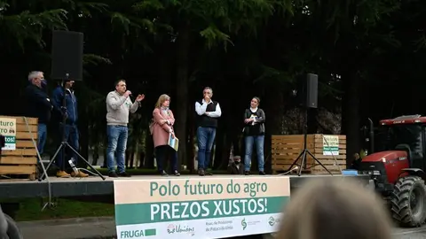 Representantes de Uni&oacute;ns Agrarias, a Asociaci&oacute;n de Produtores de Pataca da Limia, o Sindicato Labrego Galego, FRUGA e ADEGAL, o pasdo 25 de marzo en Xinzo. | FOTO: Noelia Caseiro.