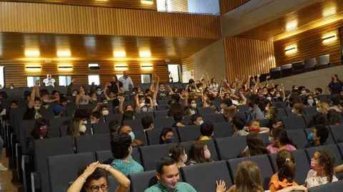 Case medio milleiro de alumnos dos centros da comarca asistiron, este venres, ao espect&aacute;culo "Musilandia". | FOTO: Iv&aacute;n Iglesias.