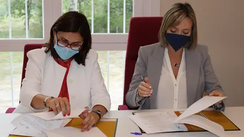 Ana Mar&iacute;a Villarino -alcaldesa- e Fabiola Garc&iacute;a -conselleira-, asinando o convenio do "Xantar na casa".