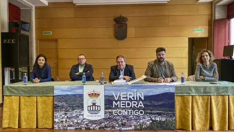 Purificaci&oacute;n Caldelas, Julio Vi&eacute;itez, Gerardo Seoane -alcalde-, Diego Lourenzo -portavoz- y Rosario Rodr&iacute;guez, todos del grupo de Gobierno.