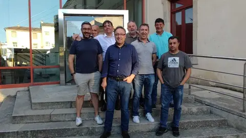 Juan Carlos Francisco, minutos despois de convertirse de novo en presidente do Ver&iacute;n, C. F., con parte da s&uacute;a directiva. | FOTO: Xos&eacute; Lois Colmenero.