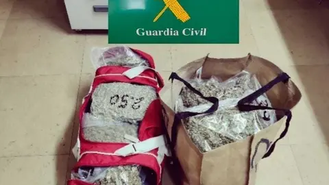 Las dos bolsas con los casi siete kilogramos de marihuana. | FOTO: Guardia Civil.