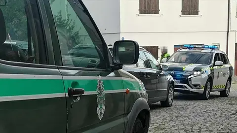Veh&iacute;culos de la GNR y de la Guardia Civil, tras detener al vecino de Ver&iacute;n.