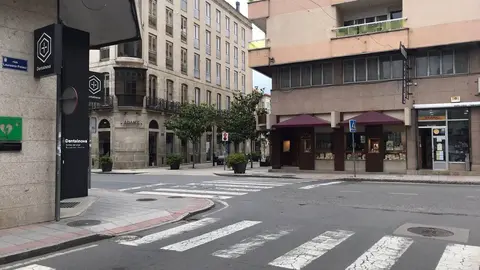 A muller cami&ntilde;aba por Lu&iacute;s Espada, esquina Praza da Merc&eacute;, a car&oacute;n da xoier&iacute;a.