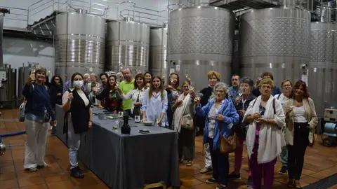 Participantes de la actividad "Bus do Vi&ntilde;o", en una de las bodegas participantes en el programa.