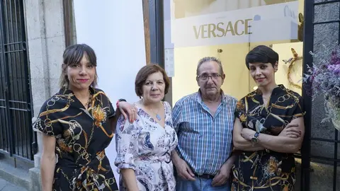 Esther, Mari Carmen, Antonio Gerardo e Victoria Eugenia, diante da s&uacute;a xoier&iacute;a. | FOTO: Iv&aacute;n Iglesias.