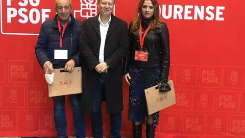 Rafa Villarino -centro-, co voceiro en Ri&oacute;s, Daniel Caneiro, e a secretaria comarcal, Marina Vaz.