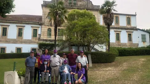 Un grupo de usuarios do centro de d&iacute;a, &aacute;s portas do hotel de Cabreiro&aacute;.