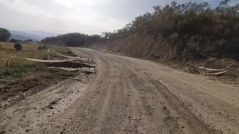A estrada OU-1006 coas obras paralizadas.