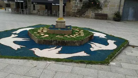 Na Praza do Cruceiro de Vilardev&oacute;s quedaron debuxadas &aacute;s pombas da paz.