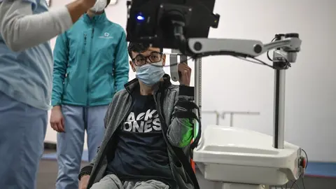 Un paciente trabaja con el innovador sistema Luna EMG. | FOTO: Noelia Caseiro.