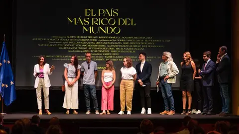 Marina Vaz y su padre Jos&eacute; Luis, terceros y cuartos por la derecha.