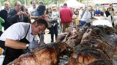 Karlos Ibarrondo cociñando tenreira ó espeto.