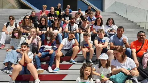 Alumnas, mestres, nais e pais, na entrada da Casa da M&uacute;sica do Porto.