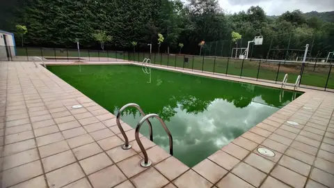 As renovadas piscinas de Vilardev&oacute;s agardan por socorristas.