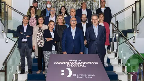 Os 20 alcaldes e Manuel Baltar firmaron hoxe o convenio en Ourense.
