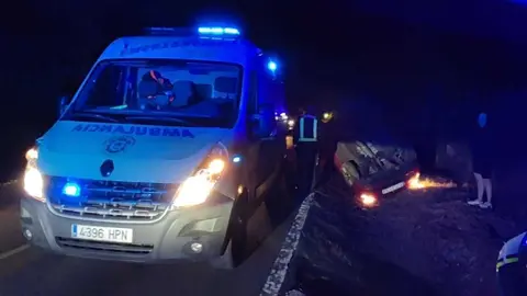 O veh&iacute;culo envorcado a pasada noite na OU-114. | FOTO: X. L. Colmenero.